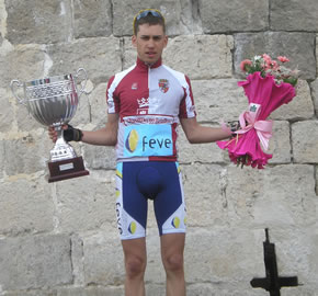 Roberto Méndez con el trofeo de ganador