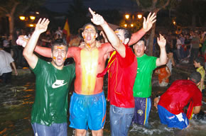 Celebración de la Eurocopa 2008 en la fuente de la Plaza Santa Bárbara