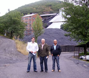 Iván Alonso, Julián Ferrer y Manuel Carnerero a la entrada de la explotación minera “Bierzo Alto”