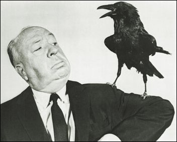 Hitchcock en una imagen característica recordando su película Los Pájaros