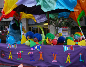 Uno de los grupos participantes, anunciando el carnaval