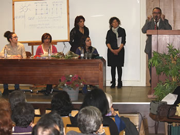 Antonio Esteban recitando el poema durante el acto de la entrega de premios
