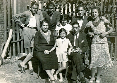 Miguel Castaño junto a su familia, pocos días antes del golpe de estado
