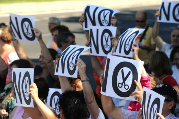 Empleados públicos protestan contra las medidas de austeridad del gobierno (foto globalpost.com)
