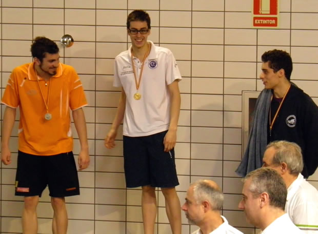 Cristian Prada recibe la medalla de oro en la prueba de 200 metros