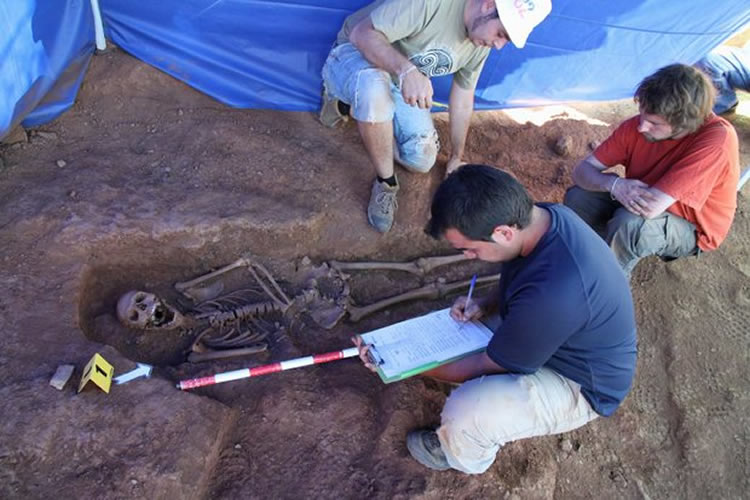 Imagen de una exhumación en Villanueva de Valdueza