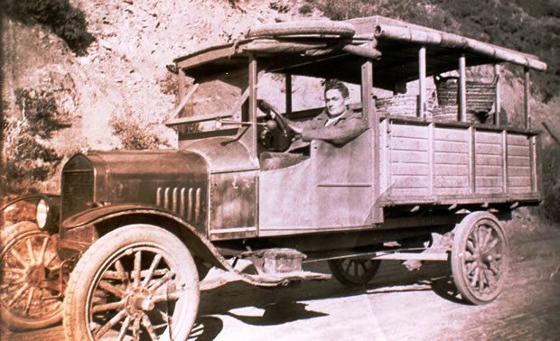Dionisio Yebra Fernández transportando carbón de Igüeña con su camioneta (Modelo Chevrolet)