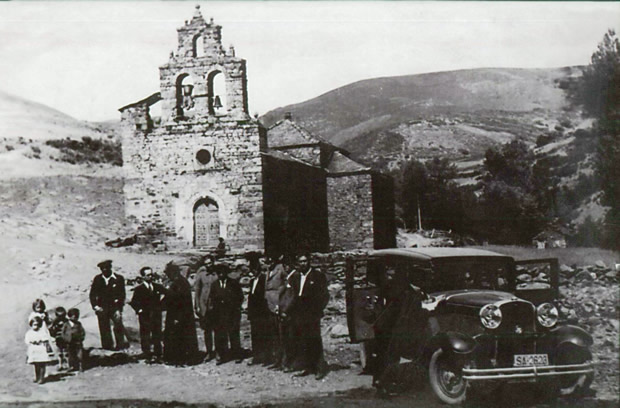 Celebración en la parroquia de Igüeña El vehículo es del empresario Benito Peis Manzano (Buick Modelo 1926/Matrícula SA 2623)