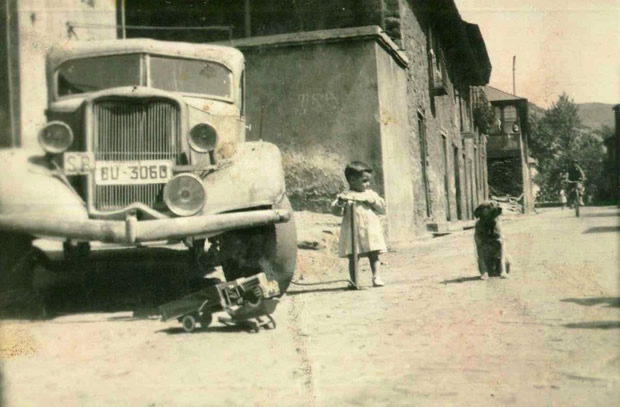 José Antonio Ardura Castellanos  hinchando la rueda de la furgoneta de su padre (Torre del Bierzo) (Modelo Grand Peige/Matricula BU 3060)