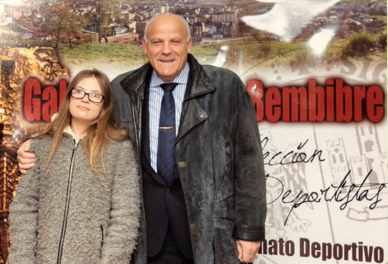 La última mantenedora, Camino Martínez, junto al Presidente del Patronato Deportivo Municipal, Serafín Vázquez, en el photocall de la Gala