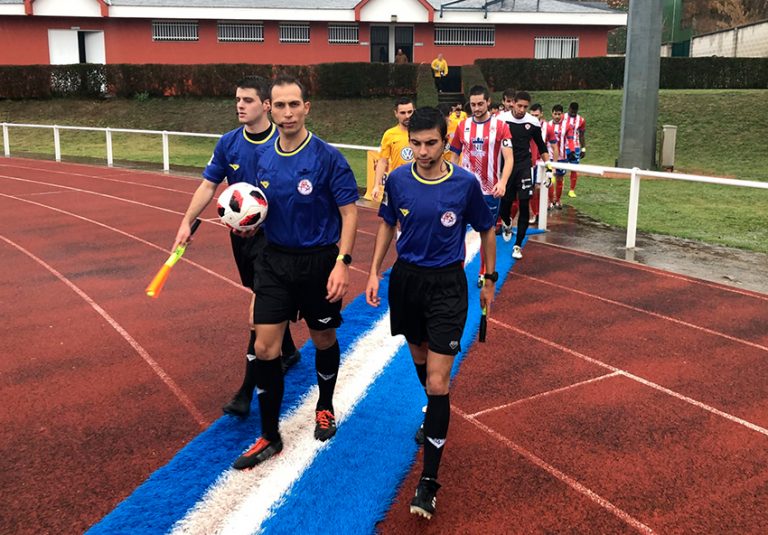 El colegiado fue muy cuestionado por permitir las pérdidas de tiempo del conjunto visitante