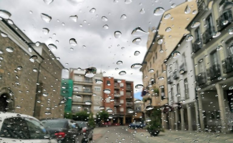Lluvia coche plaza Mayor Bembibre