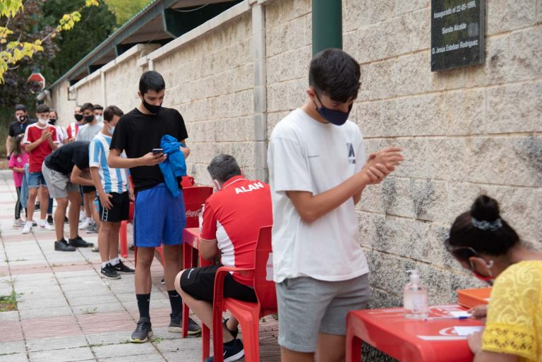 Aficionados siguiendo los protocolos de seguridad antes de entrar al campo
