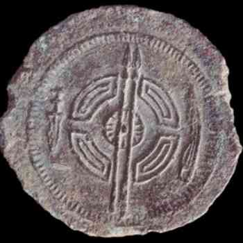 Moneda romana acuñada para conmemorar la victoria sobre los astures representados por sus armas típicas (escudo redondo, lanzas y espadas)