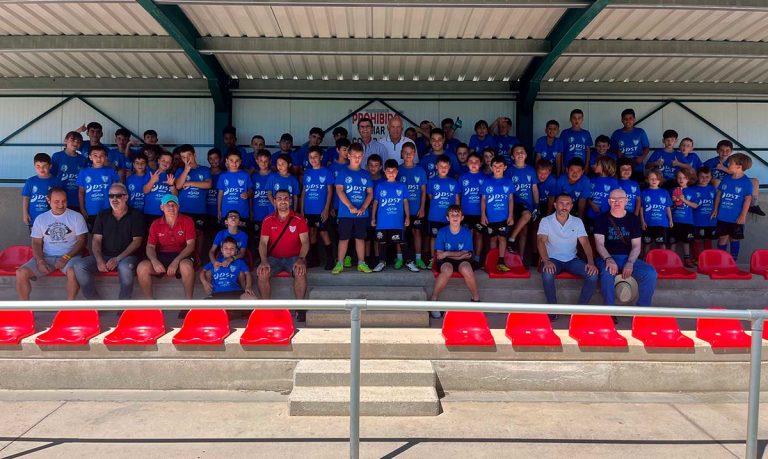 Visita de los veteranos del Atlético Bembibre al campus de fútbol