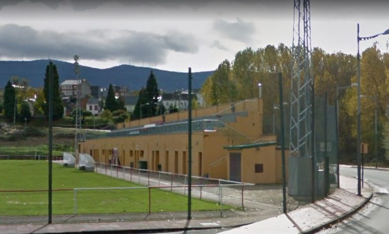gradas del campo de futbol de El Barco