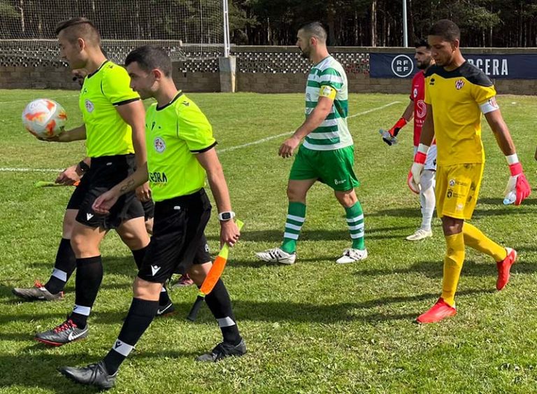 El arbitro decidio el partido con un inexistente penalti en el minuto 90