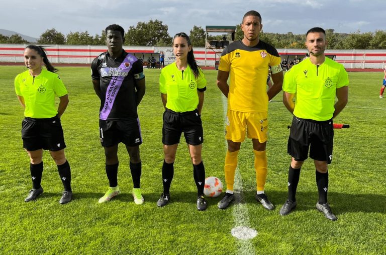 Trio arbitral y capitanes de los equipos