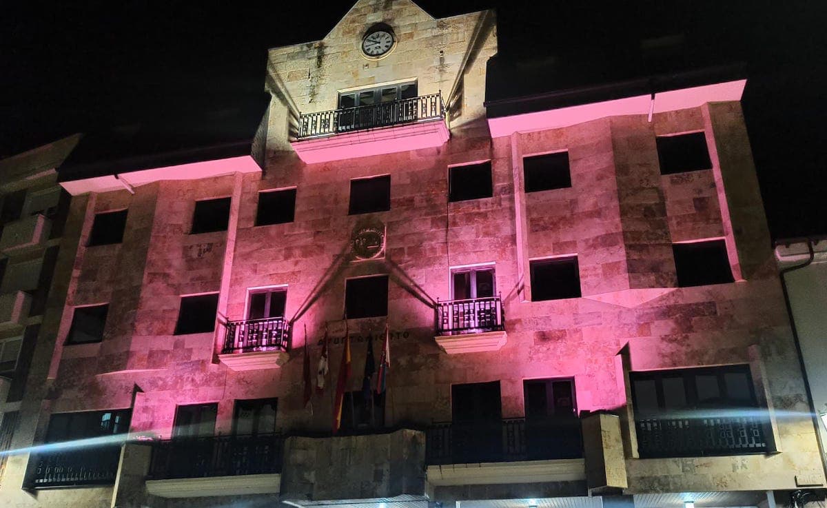 Iluminación fachada Ayuntamiento de Bembibre cáncer de mama