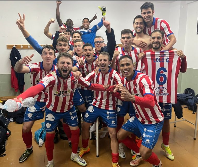 Atletico Bembibre celebrando la victoria
