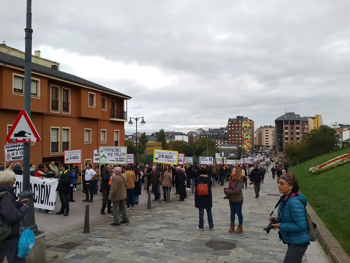 Manifestación parques eólicos y plantas fotovoltaicas Prada a Tope