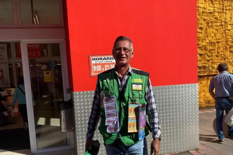 El agente vendedor de la ONCE Feliciano Álvarez ubica su puesto en las inmediaciones de un supermercado de Bembibre