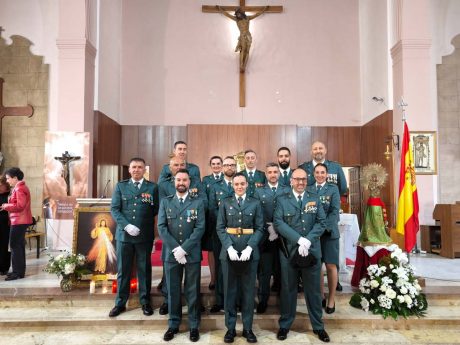 Agentes de la Guardia Civil de Bembibre durante la celebración del Día del Pilar en la Iglesia de San Pedro.