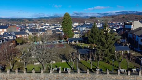 Vista panorámica de Bembibre desde el entorno del Palacio, con el casco urbano, zonas ajardinadas y las montañas del Bierzo al fondo.