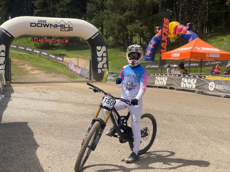 Enol Torre sobre su bicicleta en la zona de meta del iXS Downhill Cup de La Molina.