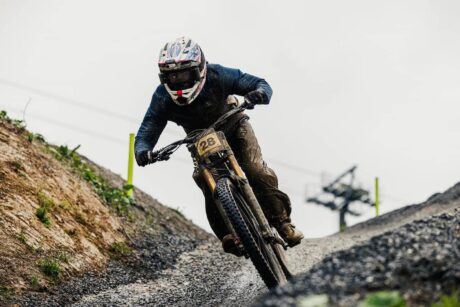 Enol Torre compite en una prueba de descenso en bicicleta durante la Copa del Mundo de DH.