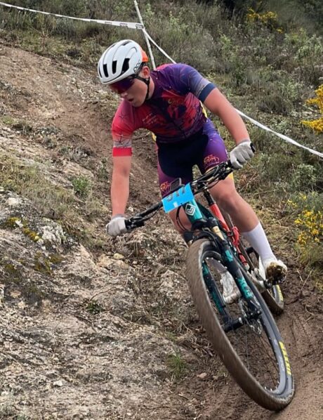 Hugo Hortelao en plena bajada por circuito de montaña durante una prueba de XCO.