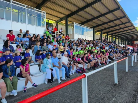 Público asistente a la clausura de los Juegos Escolares de la Diputación de León en las instalaciones deportivas de La Devesa de Bembibre