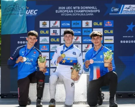Enol Torre, en el centro del podio, muestra la medalla de oro del Campeonato de Europa júnior de descenso 2026 en Bulgaria.
