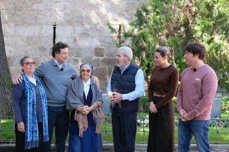 La Hermana Regina con los presentadores de MasterChef Celebrity en el Palacio Arzobispal de Alcalá de Henares