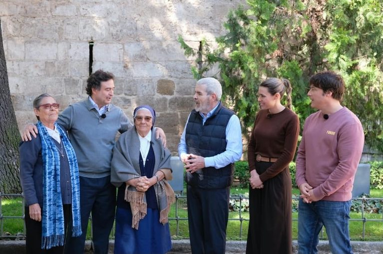 La Hermana Regina con los presentadores de MasterChef Celebrity en el Palacio Arzobispal de Alcalá de Henares
