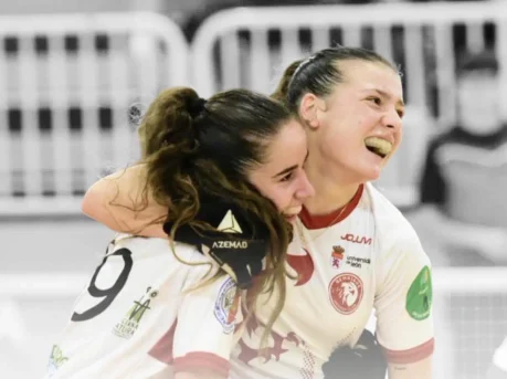 Las jugadoras del Bembibre H.C. Txell Gimeno y Joana Xicota celebrando en pista